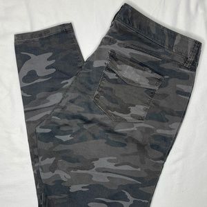 LOFT Camo Pants, Size 10